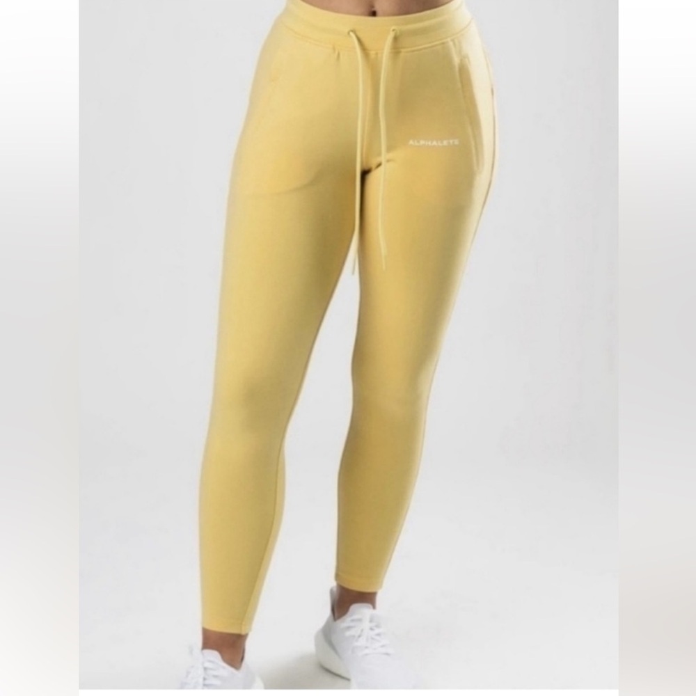 Alphalete Women's Essential Core Jogger Sea Salt Butter Yellow Size X-Small NWT